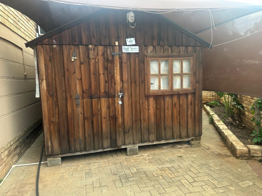 5 Bedroom Property for Sale in Waterval East North West